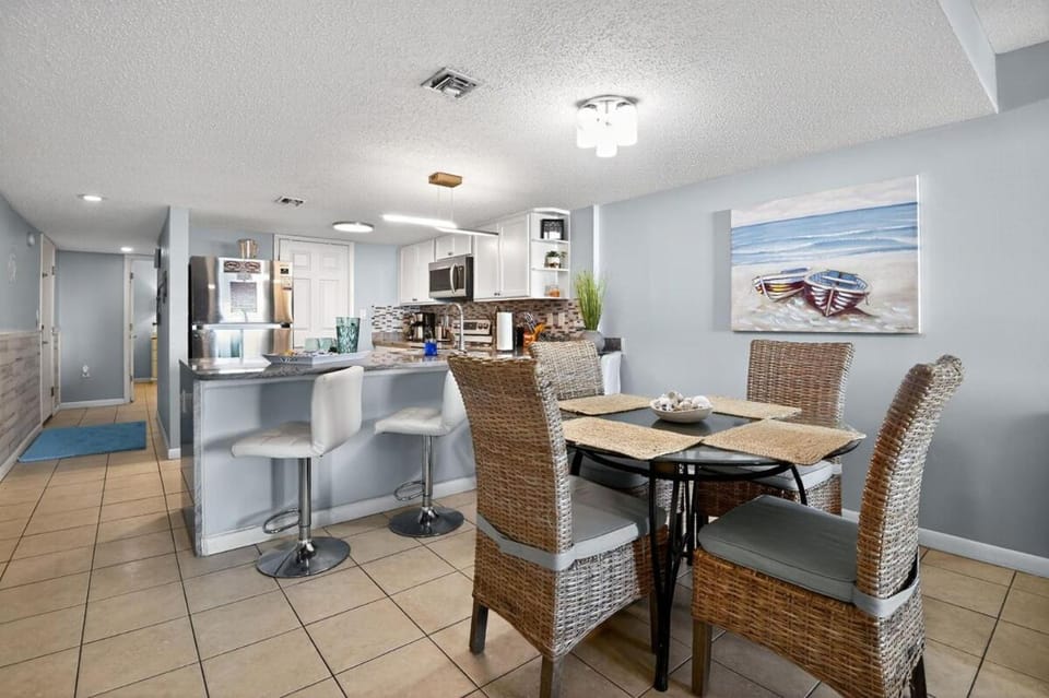 Oceanfront Condo - Balcony Views & Beach Access Apartment in Sunnyside