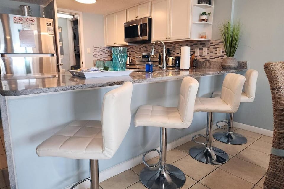 Oceanfront Condo - Balcony Views & Beach Access Apartment in Sunnyside