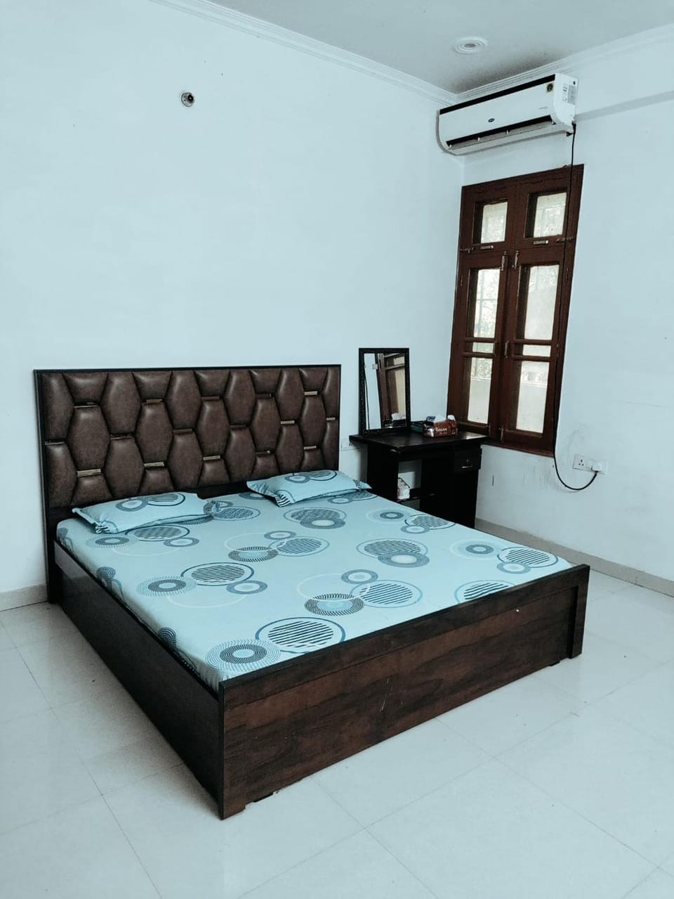 Bed, Seating area, Bedroom, air conditioner