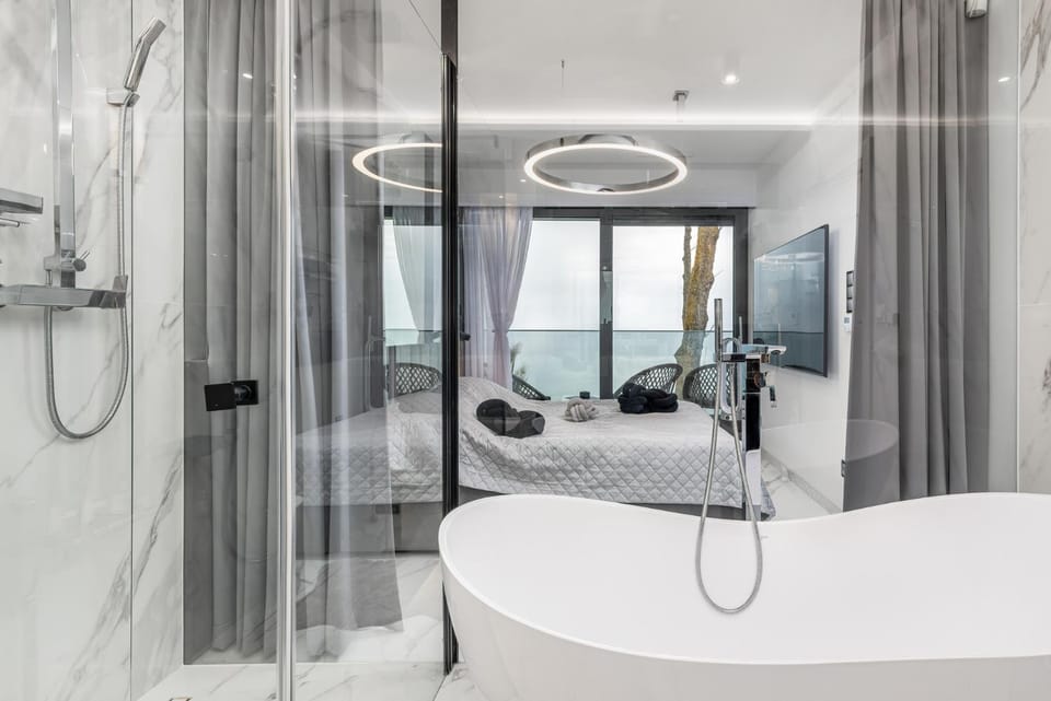 Bathroom, Sea view
