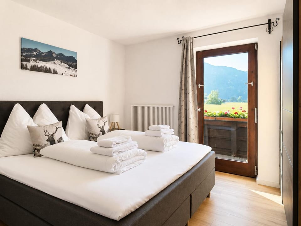 Bed, Photo of the whole room, Bedroom, Mountain view, towels