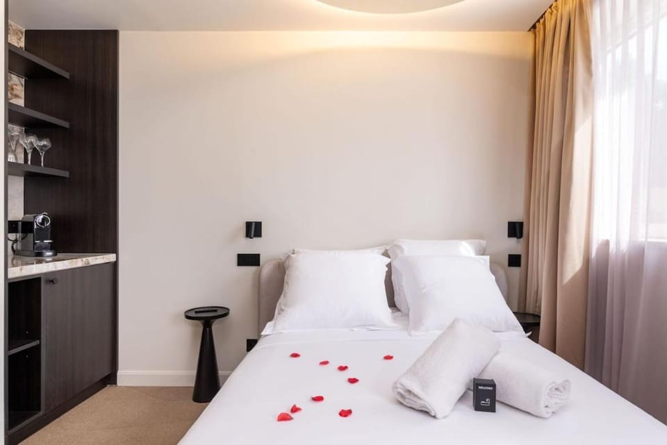 Ecrin Romantique, Suite d'exception avec balnéo Apartment in Villeurbanne