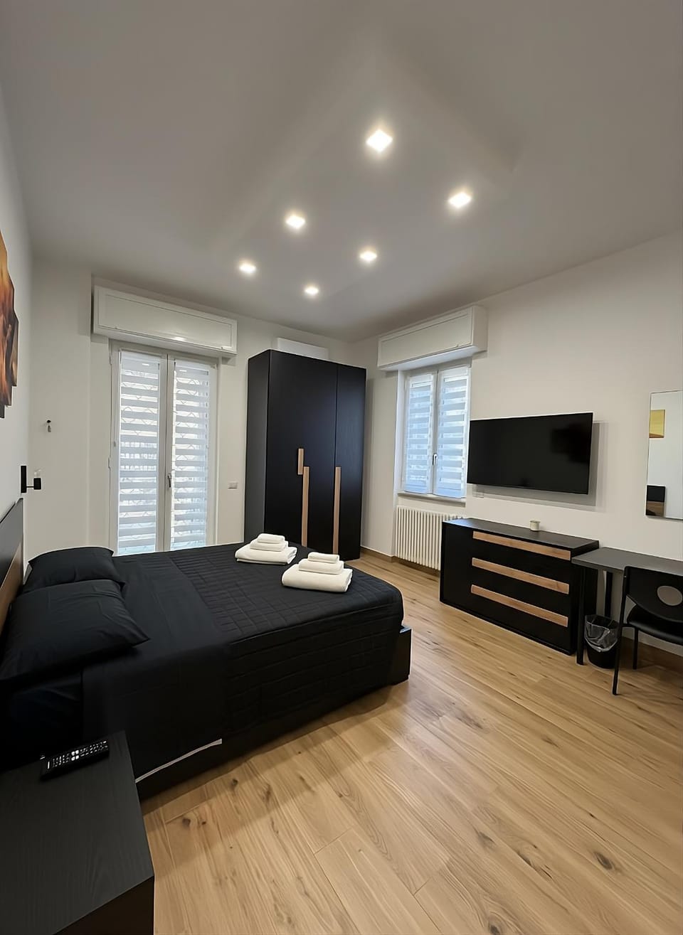 Photo of the whole room, Bedroom