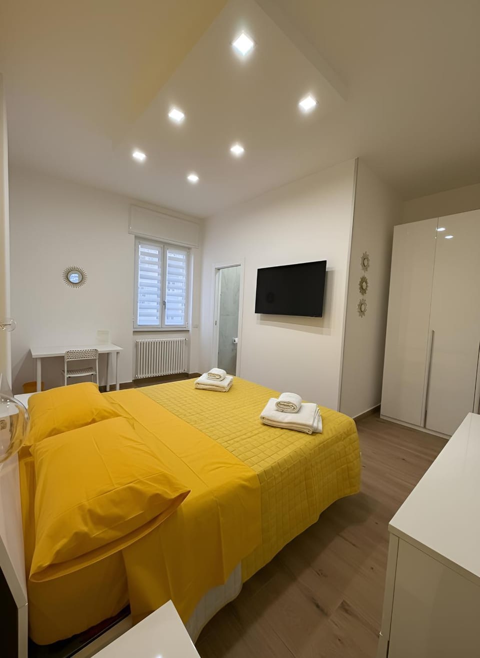 Photo of the whole room, Bedroom