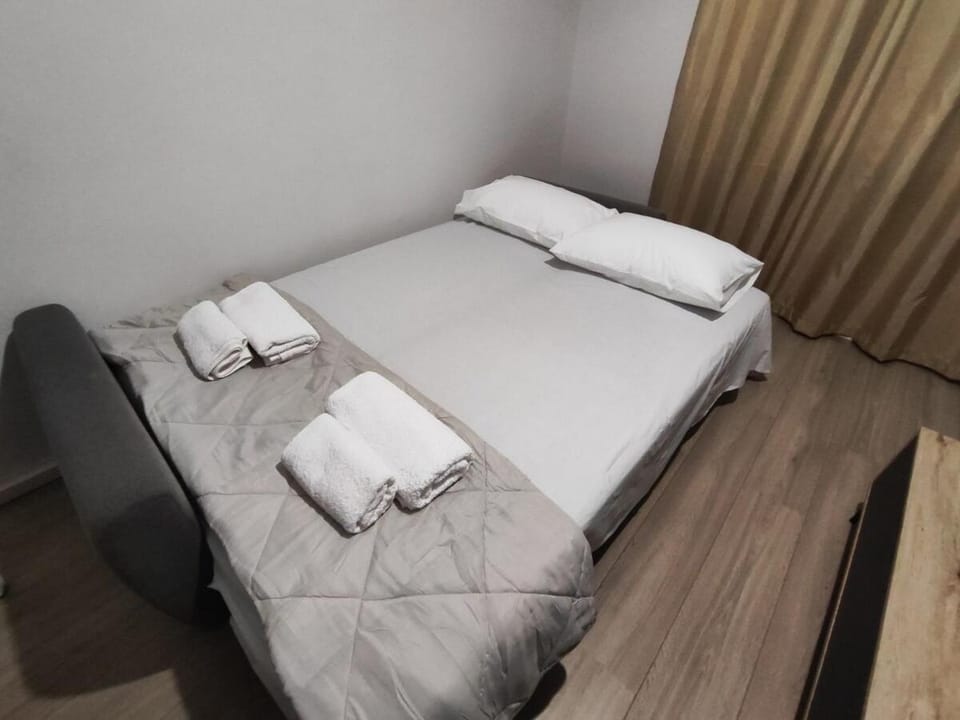 Bed, Living room, towels