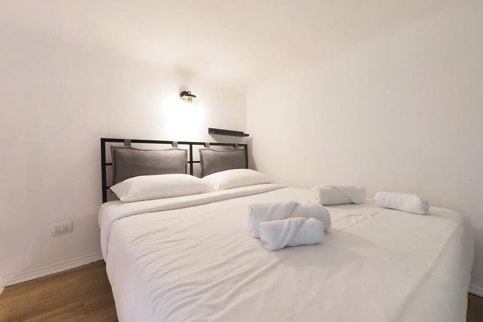 Bed, Bedroom, towels