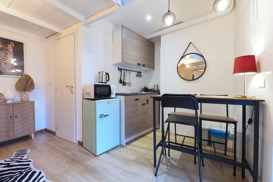 Kitchen or kitchenette, Dining area, stove