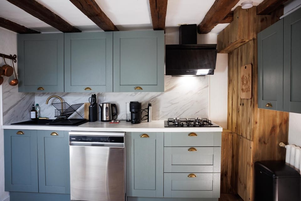 Coffee/tea facilities, Kitchen or kitchenette, dishwasher, stove