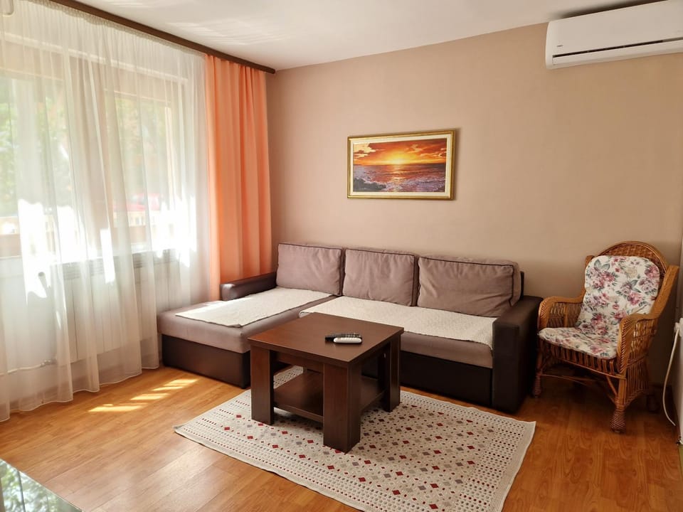 Living room, Seating area, air conditioner