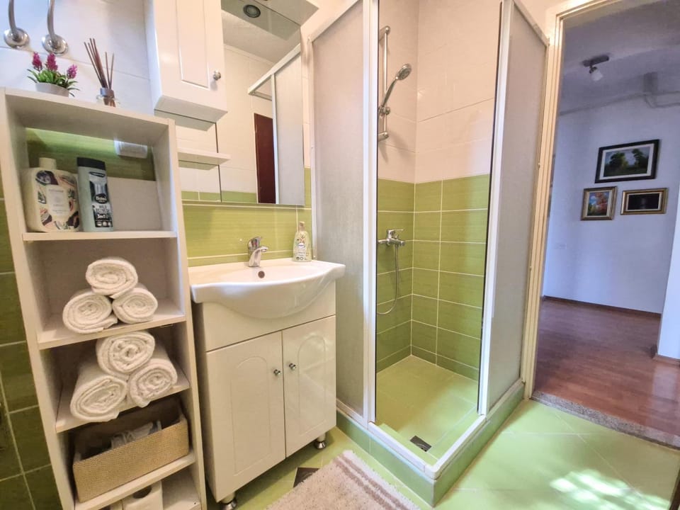 Shower, Bathroom, towels
