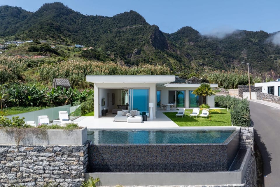 Property building, Day, Natural landscape, Garden, Mountain view, Swimming pool, sunbed