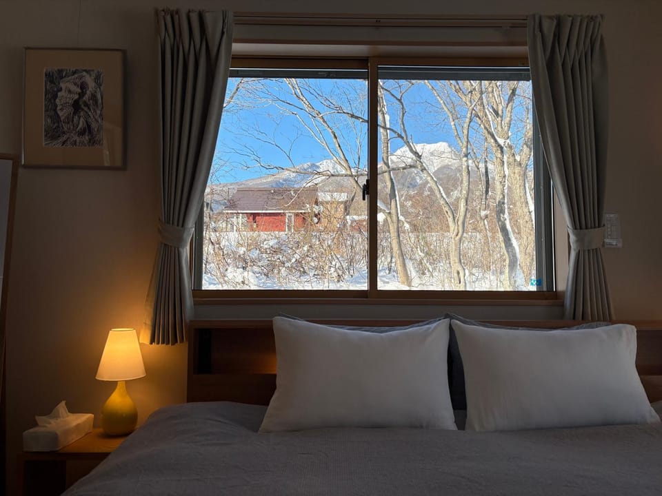 Bed, Bedroom, Mountain view