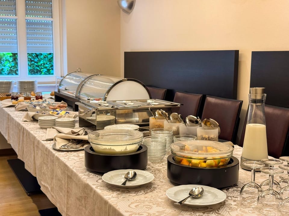 Restaurant/places to eat, Buffet breakfast