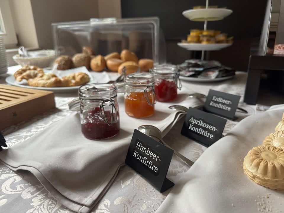 Restaurant/places to eat, Buffet breakfast