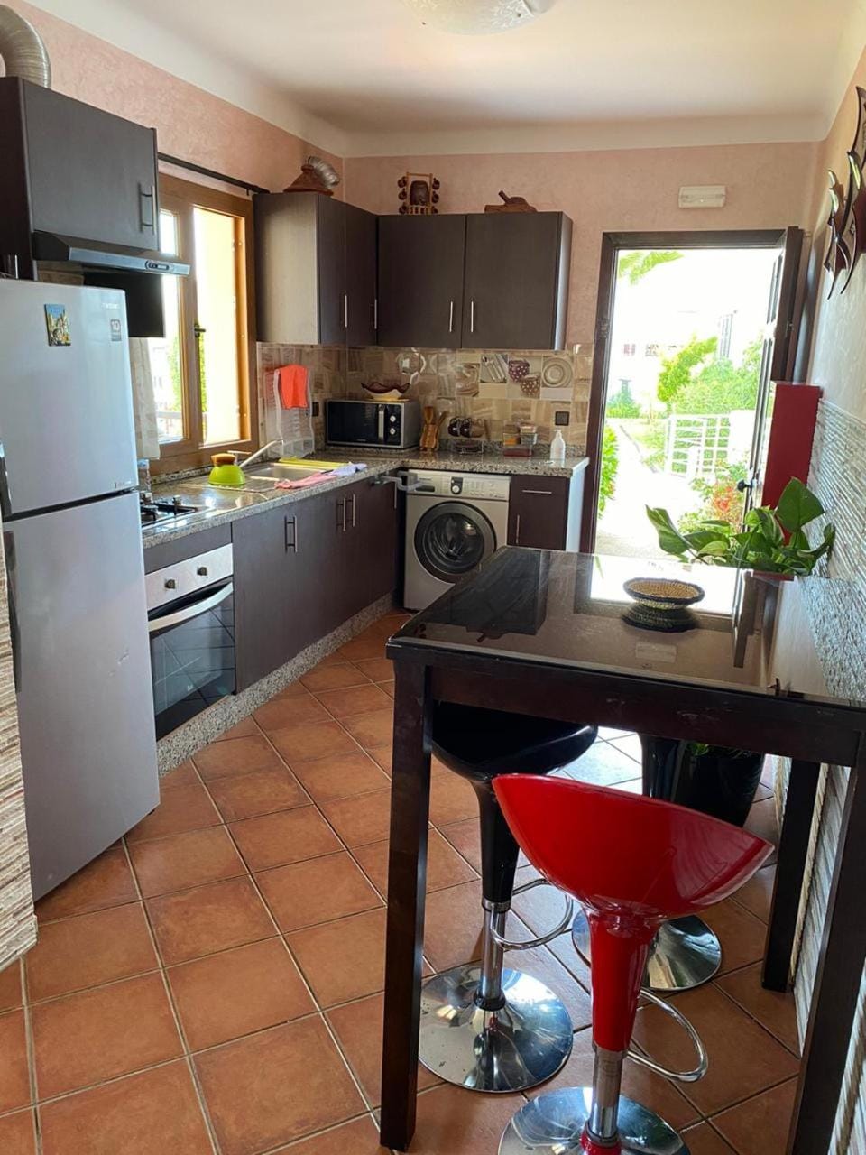 Kitchen or kitchenette, Dining area