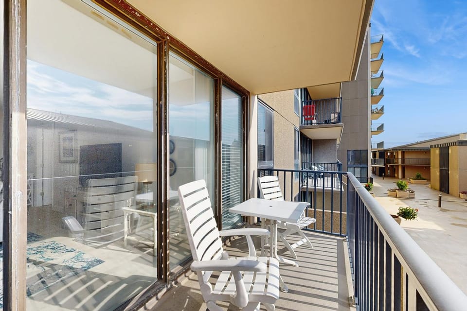Walk to Ocean! Bethany Beach Retreat w/ Balcony House in Sussex County