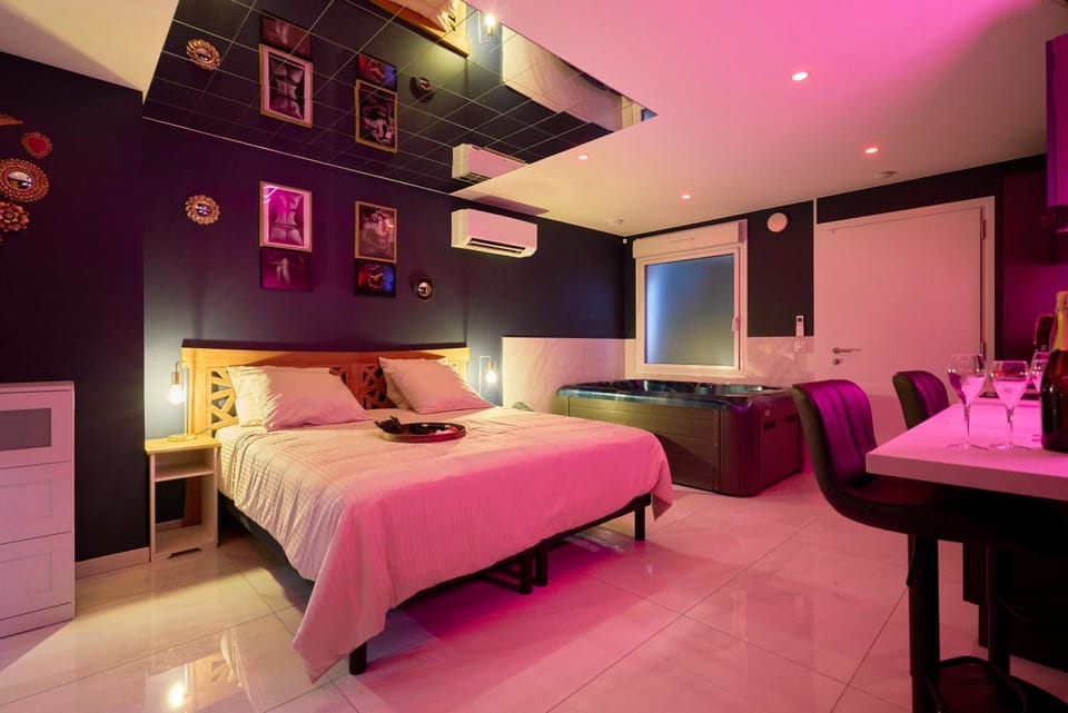 Bed, TV and multimedia, Kitchen or kitchenette, Photo of the whole room, Bedroom, air conditioner