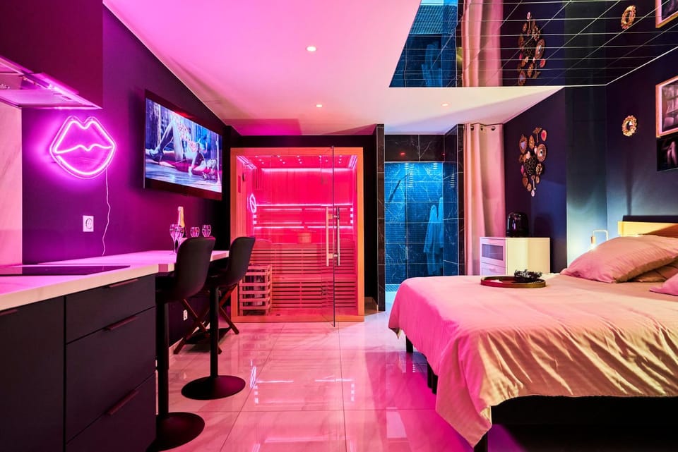 Bed, Sauna, TV and multimedia, Photo of the whole room, Bedroom