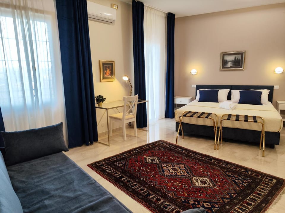 Bed, Photo of the whole room, Seating area, Bedroom, air conditioner