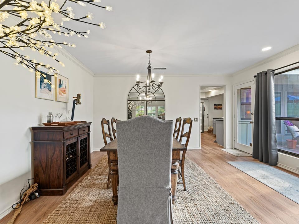 North Dallas Retreat - 3 BR - Spacious Backyard House in Dallas