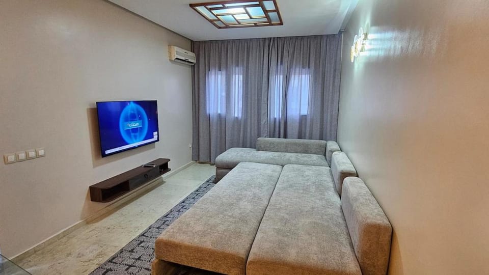 Bed, TV and multimedia, Living room