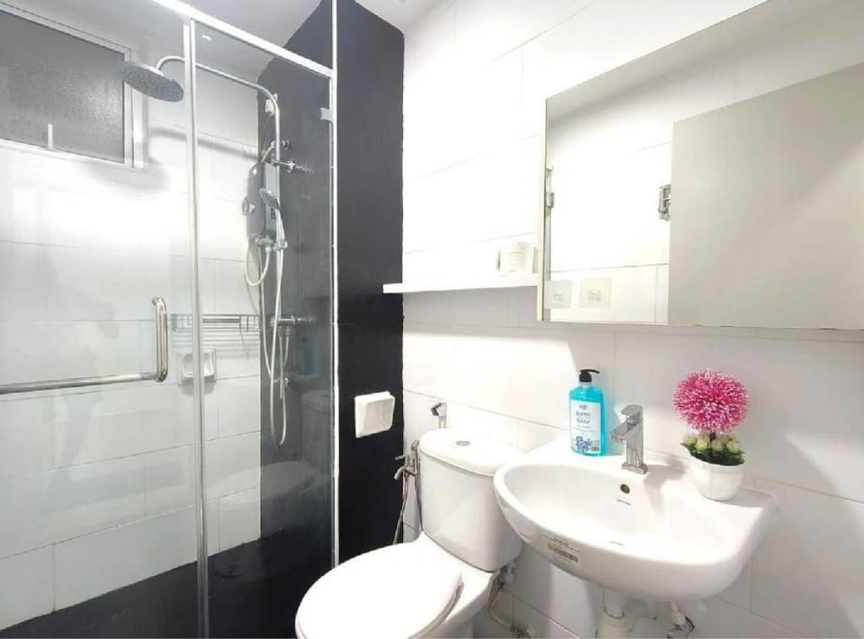 Shower, Toilet, towels