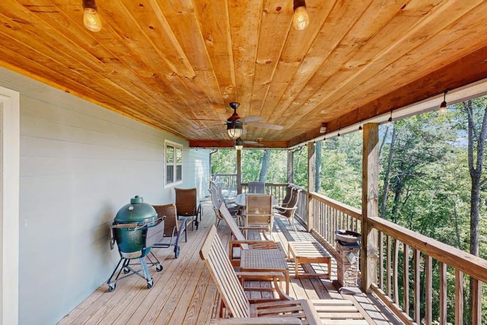 Rustic Retreat House in Lake Lure