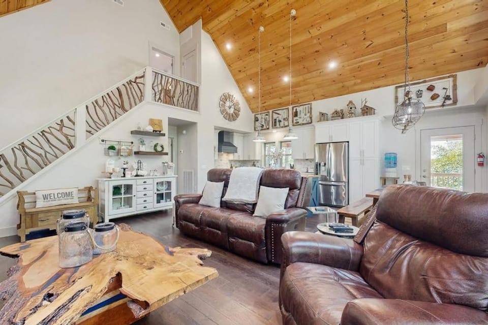 Rustic Retreat House in Lake Lure