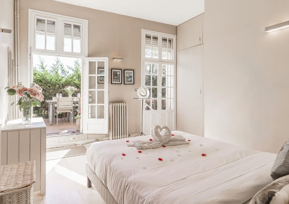 Bed, Photo of the whole room, Bedroom, towels