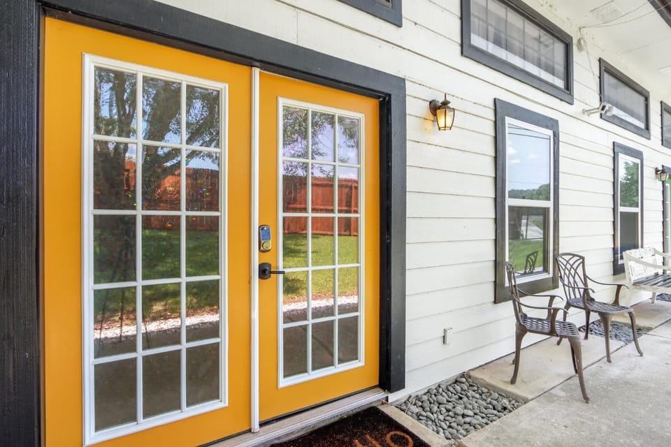 Urban Retreat at Coddiwomple Cottages House in Canyon Lake