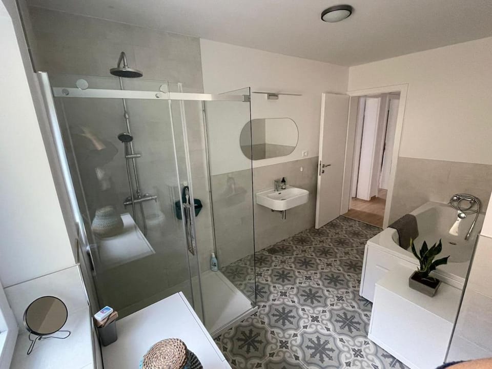 Shower, Toilet, Bathroom, Bath, towels