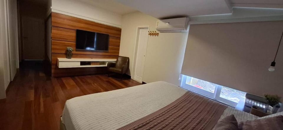 Bed, Photo of the whole room, Bedroom, air conditioner