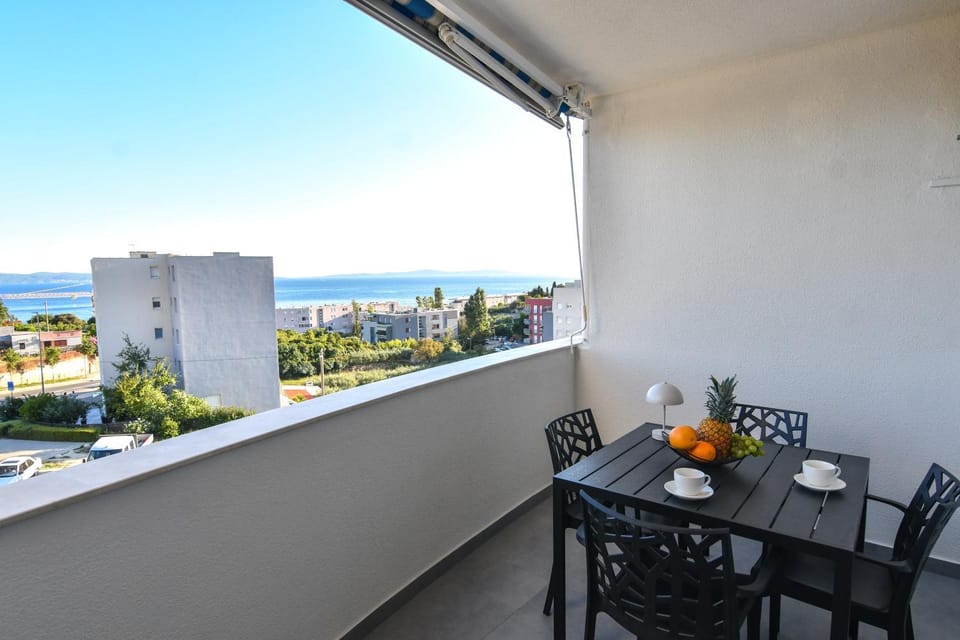 View (from property/room), Balcony/Terrace, Dining area, Sea view
