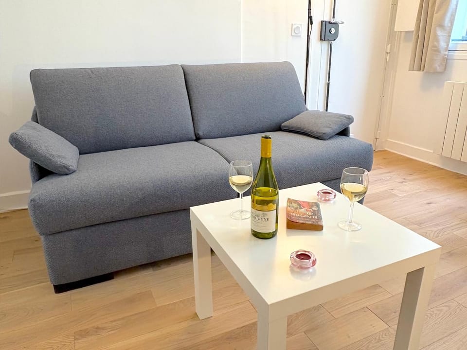 Living room, Food and drinks, Seating area, Dining area, Drinks, Alcoholic drinks