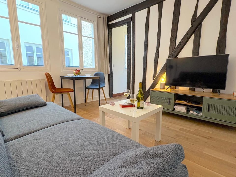 Communal lounge/ TV room, TV and multimedia, Living room, Seating area, Dining area, Evening entertainment