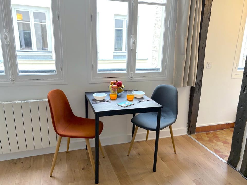 Living room, Food and drinks, Seating area, Dining area, Food, internet