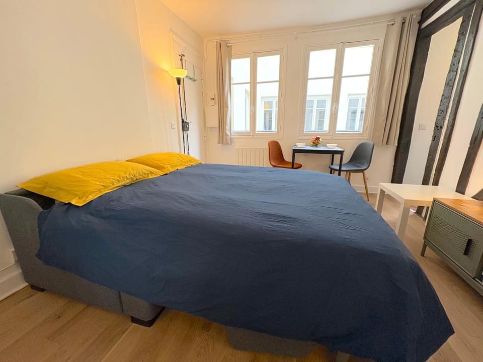 Bed, Living room, Photo of the whole room, Seating area, Bedroom, hair dresser