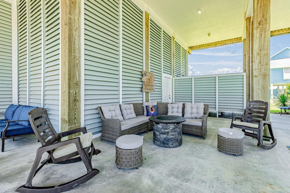 Stunning Gulf Views Hot Tub Group Ready House in Bolivar Peninsula