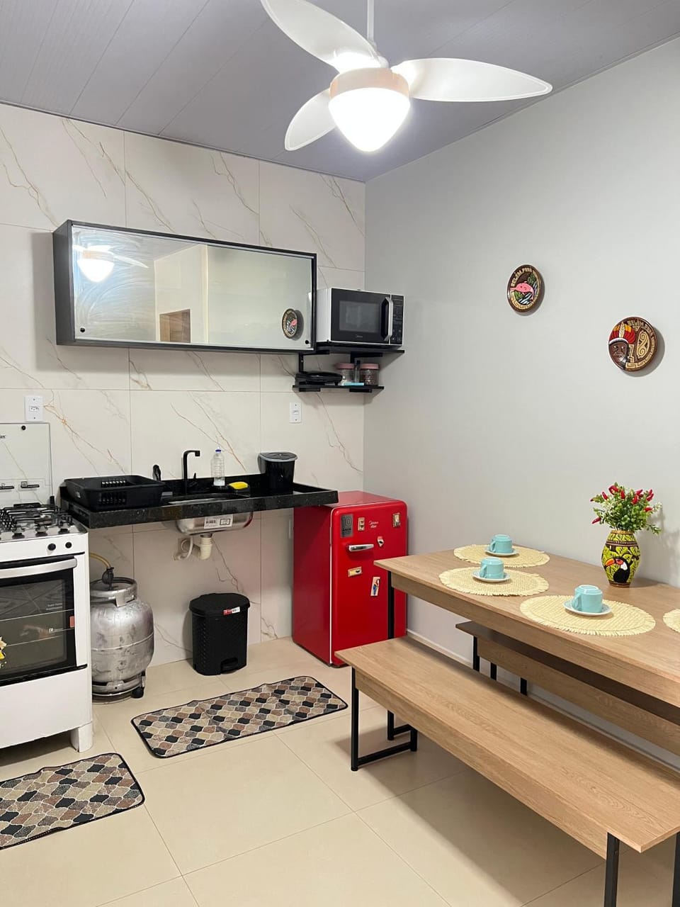 Kitchen or kitchenette, Dining area, minibar, oven, stove