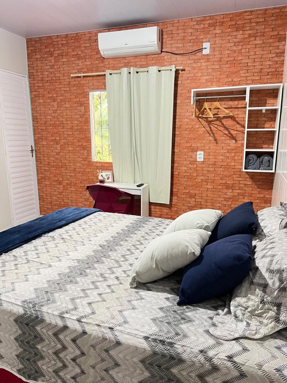 Photo of the whole room, air conditioner