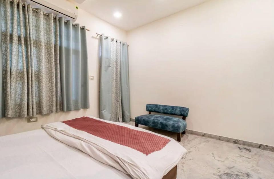 Stylish & Cozy Retreat With Jacuzzi Villa in Jaipur