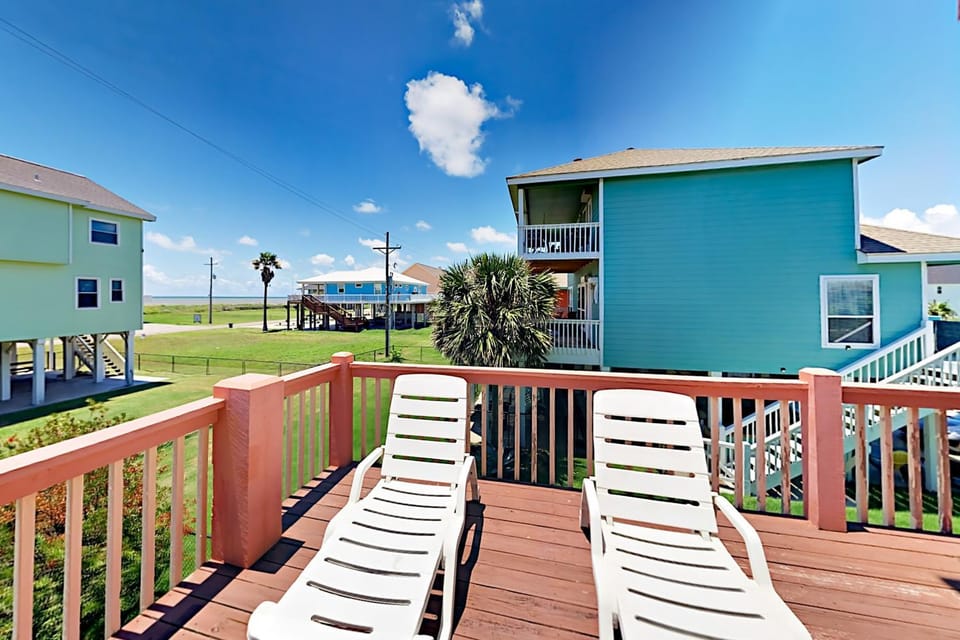 Escape Ocean View l Large Deck Sleeps 10 House in Bolivar Peninsula