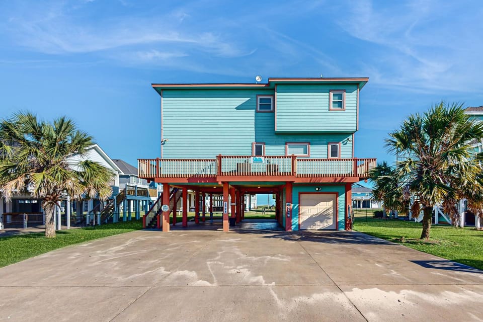 Escape Ocean View l Large Deck Sleeps 10 House in Bolivar Peninsula
