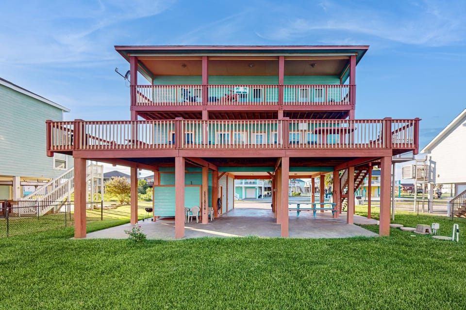Escape Ocean View l Large Deck Sleeps 10 House in Bolivar Peninsula