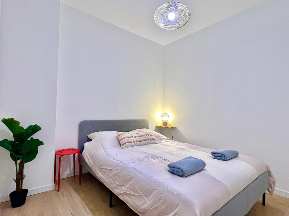 Bed, Photo of the whole room, Bedroom, towels