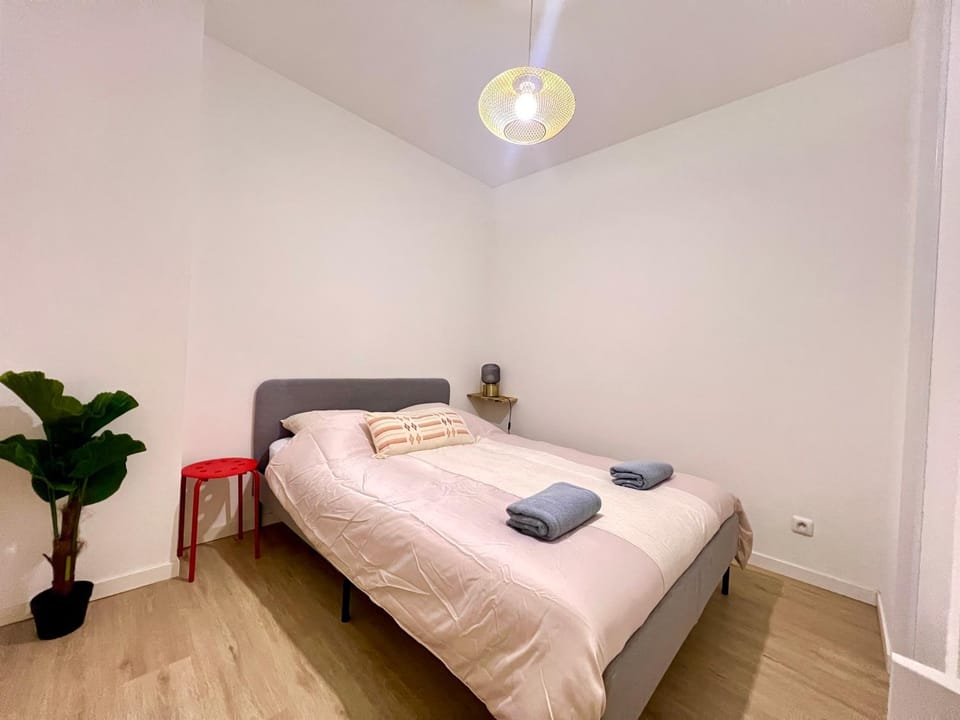 Bed, Photo of the whole room, Bedroom, towels