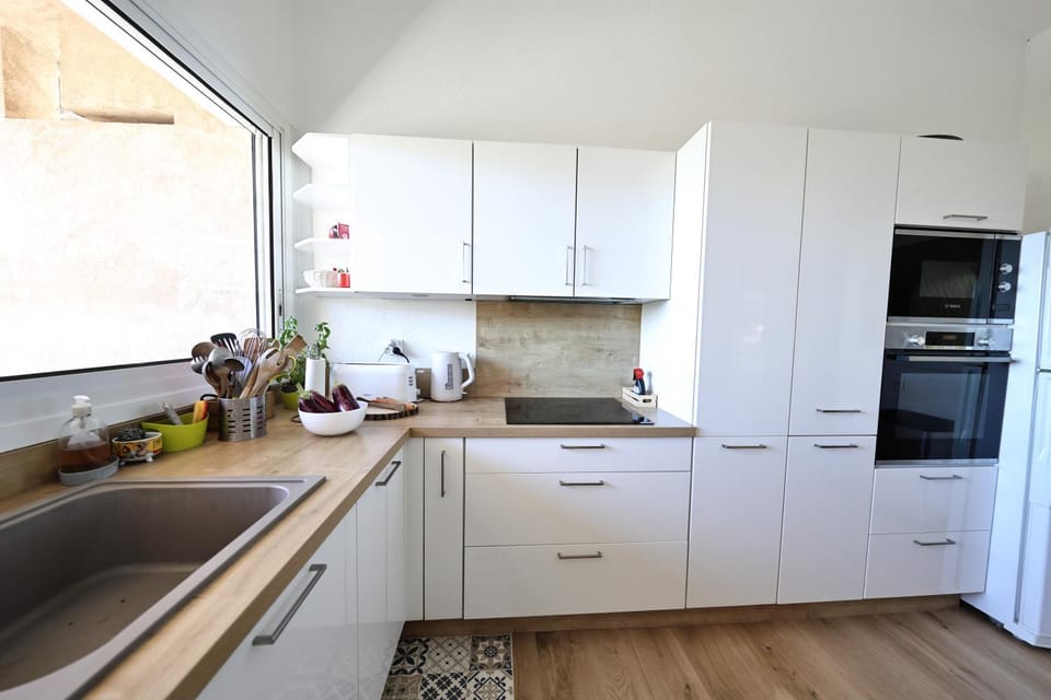 Kitchen or kitchenette, dishwasher, oven, stove