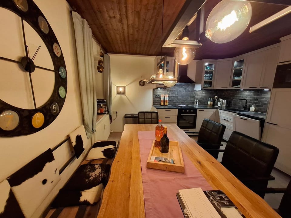 Seating area, Dining area