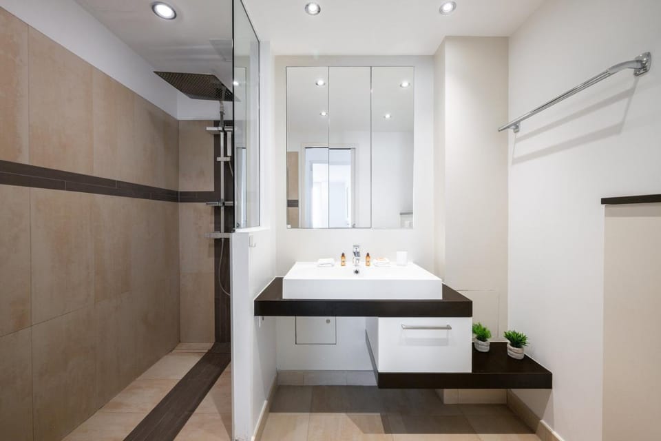 Shower, Bathroom, towels