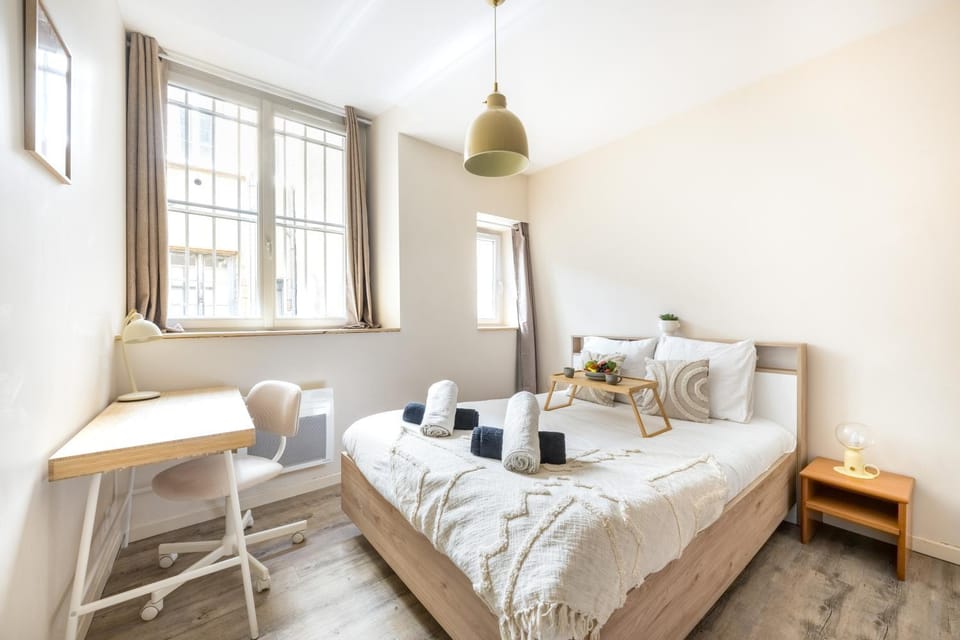 Bed, Photo of the whole room, Seating area, Bedroom, towels